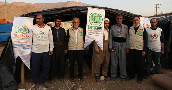 Deprem bölgesinde yaralar sarılmaya çalışılıyor