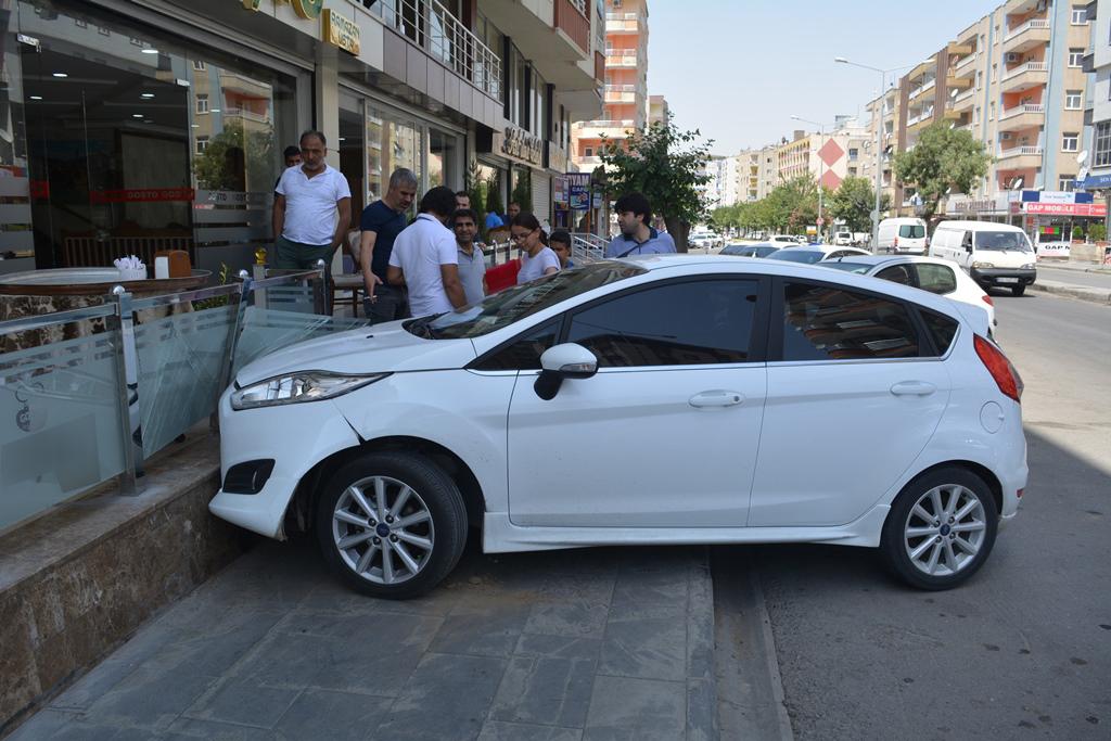 Kadın sürücü, gaza basıp kaldırıma çıktı!