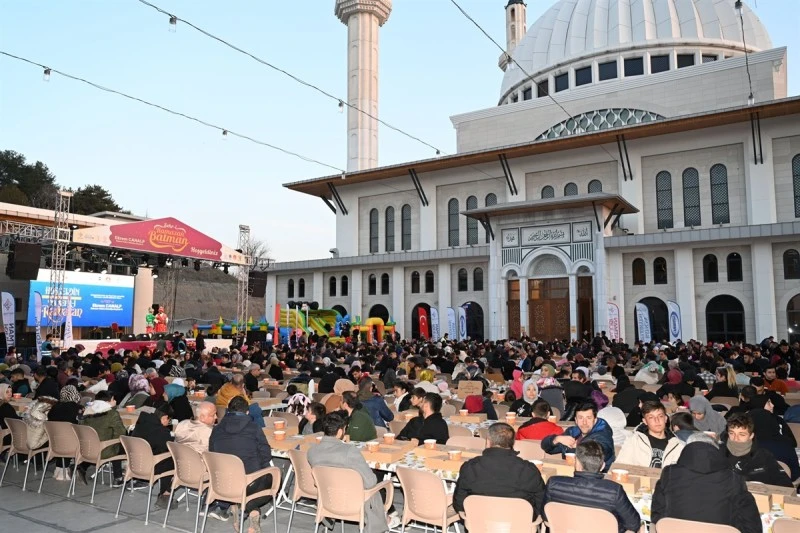 110 bin kişiye iftar yemeği