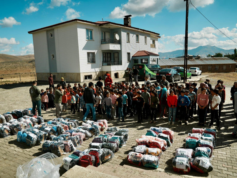 2.500 ÖĞRENCİYE KIŞLIK VE EĞİTİM SETİ YARDIMI