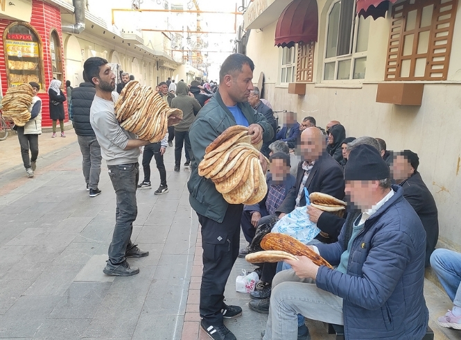 30 YILLIK 'ASKIDA EKMEK' GELENEĞİ