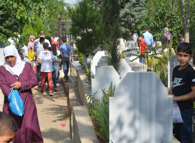 AREFE GÜNÜNDE MEZARLIKLAR DOLDU 