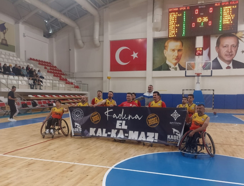 BASKETBOL MAÇINDA “KADINA EL KALKAMAZ” MESAJI