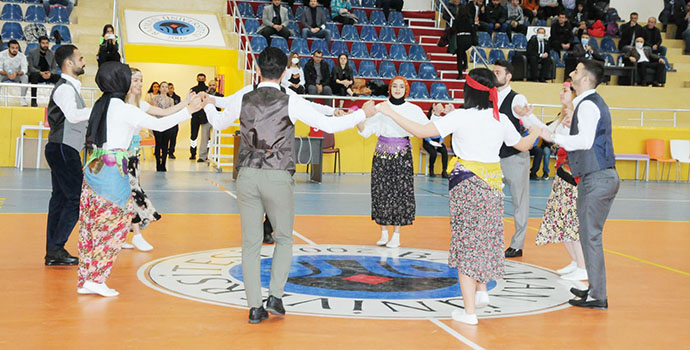 BASKETBOL MAÇLARI HALAYLA BAŞLADI