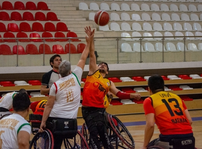 BASKETBOL TAKIMI AMED'İ DEVİRDİ