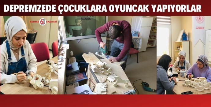 DEPREMZEDE ÇOCUKLARA OYUNCAK YAPIYORLAR