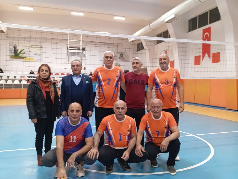 EMEKLİLER DERNEĞİ VOLEYBOLDA GALİP GELDİ