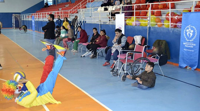 Engellere spor engeli!