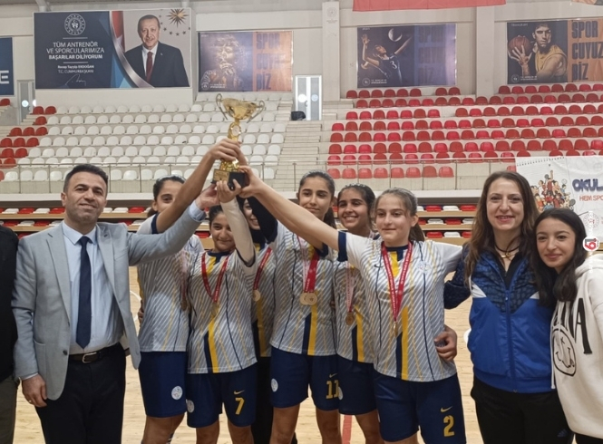 Futsal Kadınlarda Şampiyon Batman Spor Lisesi