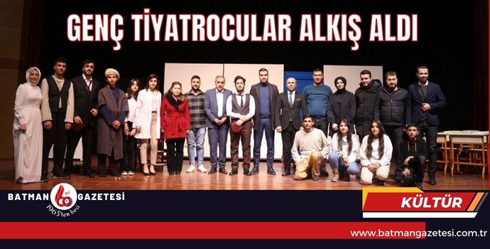 GENÇ TİYATROCULAR ALKIŞ ALDI