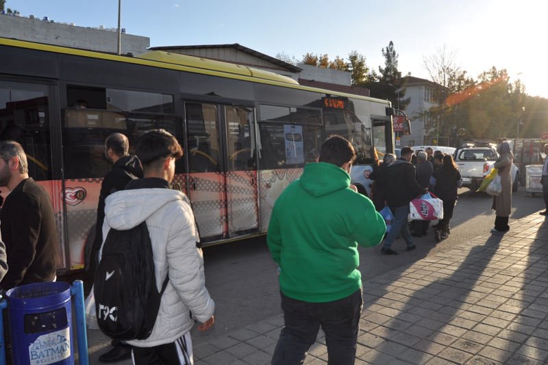 HALK OTOBÜS SEFERLERİNDEKİ YETERSİZLİĞE ÇÖZÜM BEKLİYOR