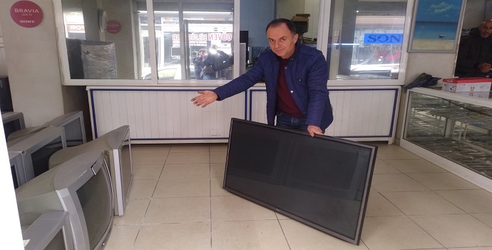 HIRSIZLAR ELEKTRONİK DÜKKANINI SOYDU