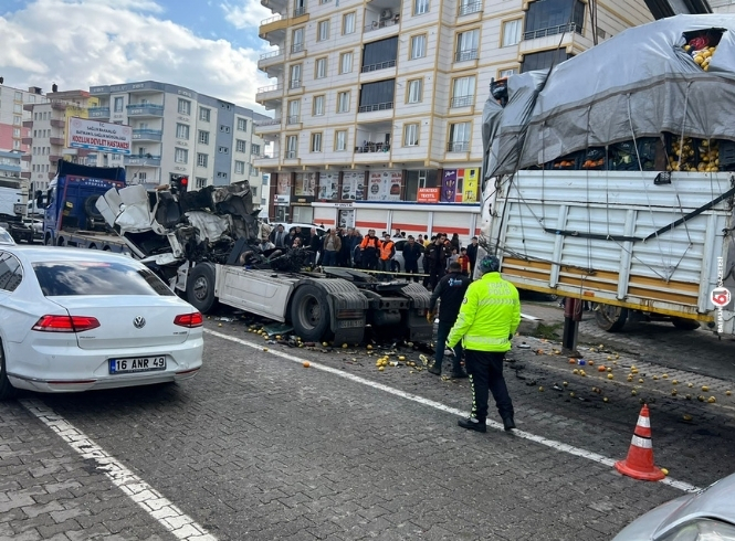 İki tır çarpıştı: Biri ağır iki yaralı