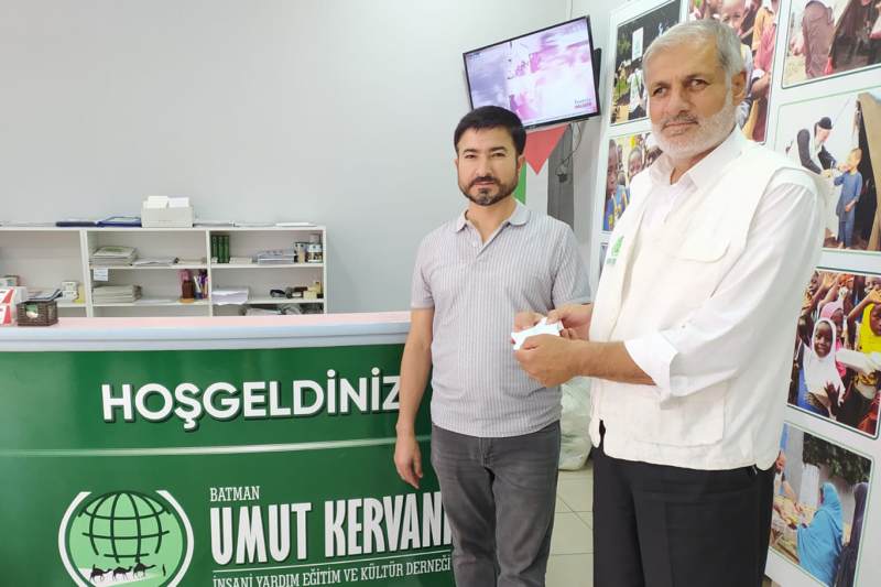 ÖĞRETMEN VE ÖĞRENCİLER GAZZE İÇİN PARA TOPLADI