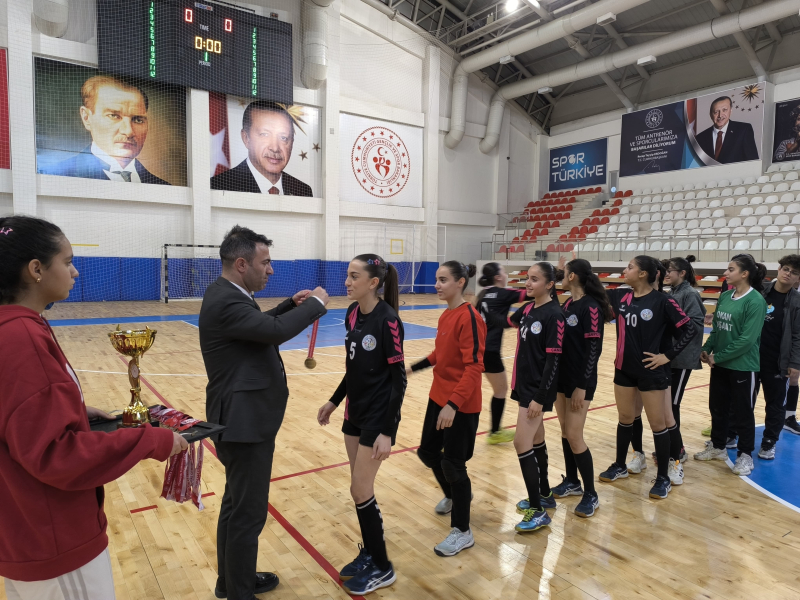 SPOR LİSESİ KIZLARI HENTBOLDA ŞAMPİYON OLDU