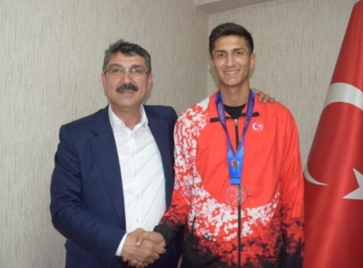 BAŞARILI ATLETE NASIROĞLU’NDAN HEDİYE