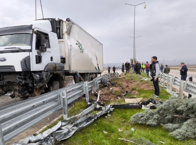 Batman'da kamyon devrildi, trafik aksadı