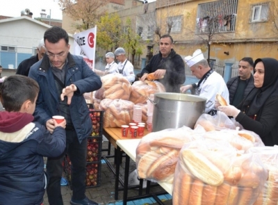 Bin 500 öğrenciye çorba dağıttı