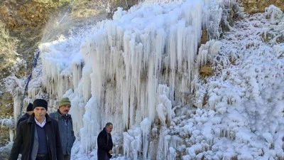 Buz Tutan Şelale: 30 Metrelik Buz Sarkıtları Oluştu!