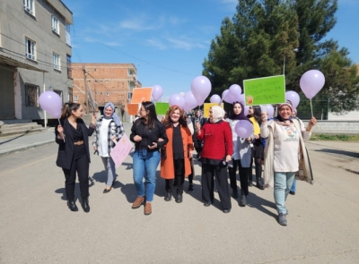 ÇATOM'DA KADINLAR PANKARTLA YÜRÜYÜŞ YAPTI 