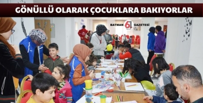 GÖNÜLLÜ OLARAK ÇOCUKLARA BAKIYORLAR