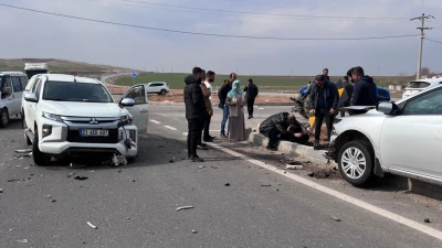 İki Araç Kafa Kafaya Çarpıştı: 3 Ağır Yaralı