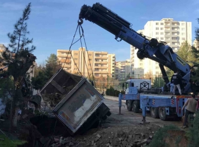 Obruğa hafriyat kamyonu düştü