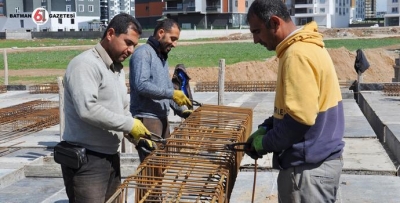 ORUÇ TUTAN İNŞAAT İŞÇİLERİ: ALLAH BİZE YARDIM EDİYOR