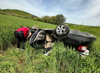 OTOMOBİL TARLAYA UÇTU: 3 YARALI