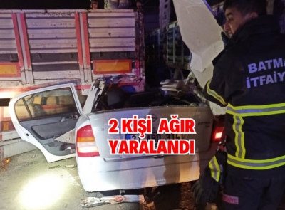 Otomobil tırın altına girdi :2 ağır yaralı 