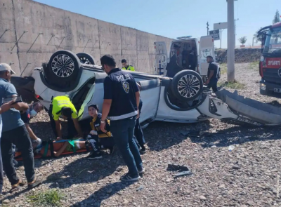 OTOMOBİL YÜKSEKTEN DÜŞTÜ: 3'Ü ÇOCUK 5 YARALI