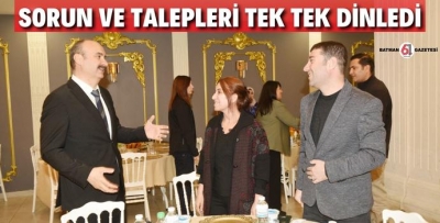 TEK TEK DİNLEDİ