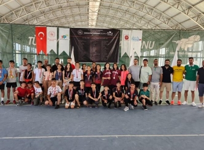 Tenis kortları analig maçlarıyla şenlendi