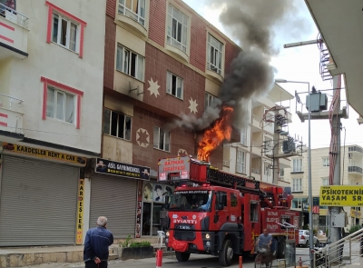 ÜÇ KATLI BİNADA ÇIKAN YANGIN KORKUTTU