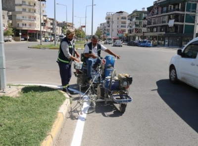 Yol çizgileri yenileniyor