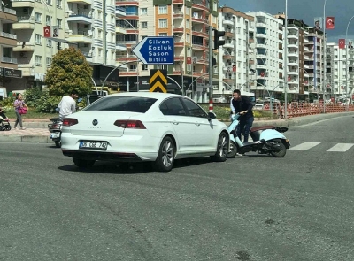 YOLU ŞAŞIRDI, KAZA YAPTI