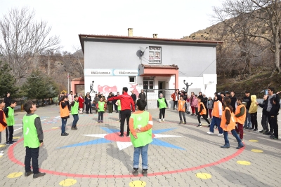 Akademisyenlerden Köy Okulundaki Öğrencilere Spor Etkinliği