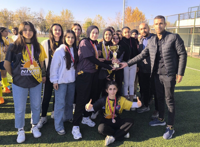 SPOR LİSESİ KIZLARI FUTBOLDA ŞAMPİYON OLDU